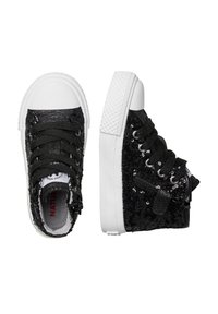 Czarne tenisówki dla małego dziecka z wysoką cholewką, pokryte czarnymi cekinami, białymi gumowymi noskami, białymi teksturowanymi podeszwami, czarnymi sznurowadłami i zamkami błyskawicznymi z boku.