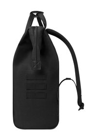 Schwarzer Stoffrucksack mit Kordelzugverschluss, rechteckiger Form und drei horizontalen Riemen auf der Vorderseite. Seitlicher Griff und verstellbare Träger.