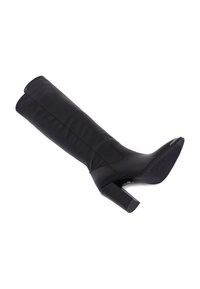 Bota negra de tacón alto hecha de cuero liso, con forma cónica, punta redonda y un sólido tacón ancho. Detalle de costura lateral visible.