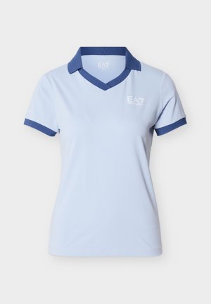 Svijetloplava polo majica kratkih rukava s tamnoplavim ovratnikom i obrubom na rukavima, s bijelim EA7 Emporio Armani logotipom na prsima.