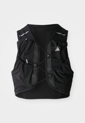 Schwarze atmungsaktive Mesh-Laufweste mit verstellbaren vorderen Schnüren, mehreren Taschen und einem kleinen Logo auf der oberen rechten Brust.