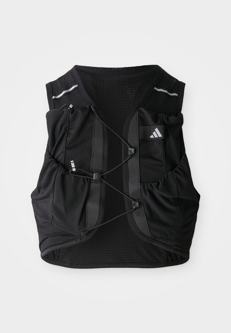 Schwarze atmungsaktive Mesh-Laufweste mit verstellbaren vorderen Schnüren, mehreren Taschen und einem kleinen Logo auf der oberen rechten Brust.