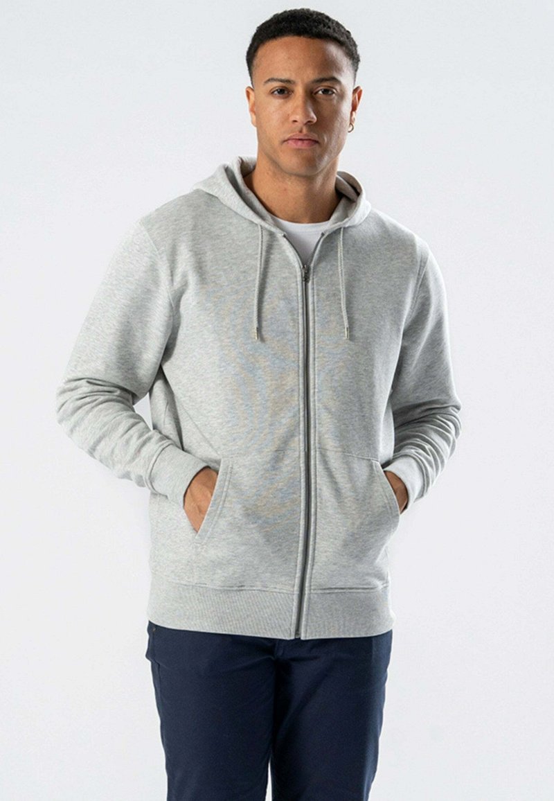 Grå zip-up hættetrøje lavet af bomuldsblanding, med en kængurulomme, snøre i hætten og ribbede manchetter. Glat tekstur, afslappet design.