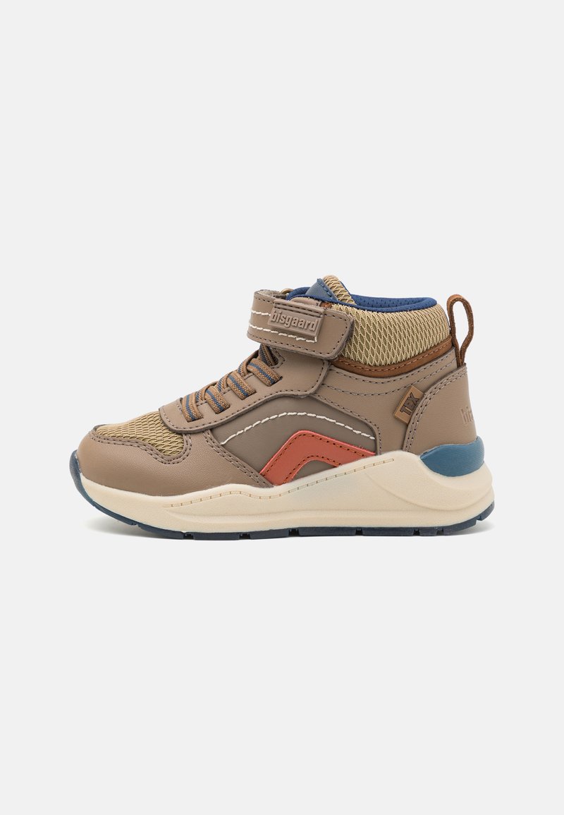 Bruine en tan hoge sneakers met mesh panelen, rode accenten en een klittenbandsluiting. Ontworpen met een beige rubberen zool en donkerblauwe details.