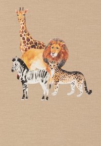 Illustrasjonen viser en giraff, løve, sebra og leopard på en beige bakgrunn; detaljerte teksturer og mønstre på dyrenes pels.