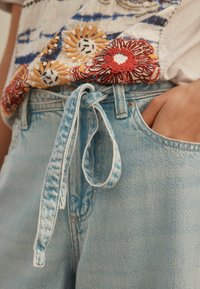 Next REGULAR FIT - TIE WAIST  - Džinsiniai šortai - bleach