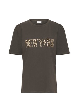 Mörk olivfärgad t-shirt med kort ärm, puffiga axlar och texten "NEWY4RK" i leopardmönster samt en blixtdesign på framsidan.