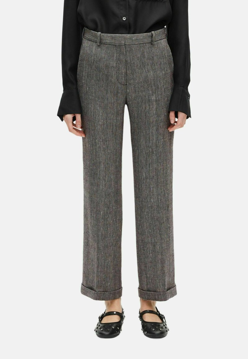 Pantaloni a strisce grigie e nere con una vestibilità a gamba dritta, caratterizzati da un orlo ripiegato, tasche e una texture del tessuto liscia.