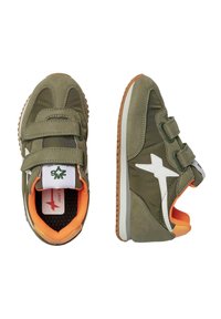 Sneakers verdi in tessuto con due cinturini in velcro, logo a stella bianco, fodera interna arancione e suola in gomma marrone per una maggiore aderenza.