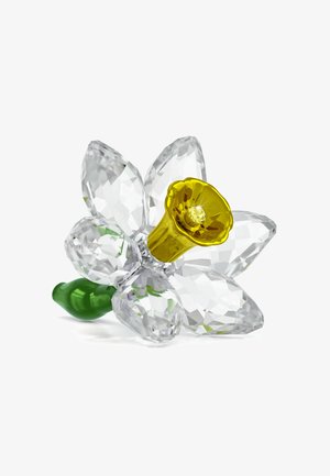 Scultura di fiore in cristallo con petali trasparenti, centro giallo e foglie verdi. Presenta sfaccettature tagliate per un effetto scintillante.