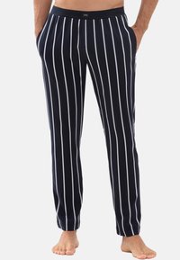 Marineblauwe gestreepte loungebroek met witte verticale strepen, elastische tailleband, zijzakken en een relaxte pasvorm. Gemaakt van zachte, ademende stof.