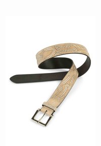 Beżowy zamszowy pasek z czarnym skórzanym tłem, ozdobiony metalowymi ćwiekami w falistym wzorze, z kwadratową klamrą w kolorze srebrnym.