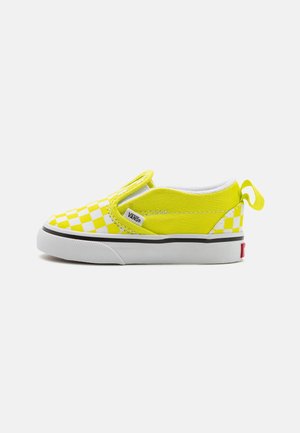 Slip-on sko til småbørn fra Vans med gul-og-hvidternet front og ensfarvet gul bagdel, hvid sål med sort stribe og trækflig.