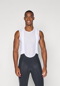 L'ensemble de cyclisme pour homme comprend un haut sans manches en mesh blanc, respirant, et un cuissard noir ajusté avec rembourrage et une conception sans coutures.