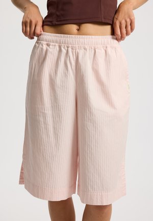 Pantaloncini rosa chiaro fino al ginocchio realizzati in tessuto strutturato con righe verticali, caratterizzati da una vita elastica e tasche laterali.