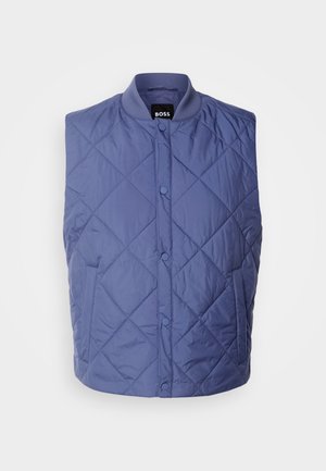 Blå quiltet vest med ribbestrikket krave, trykknapper og sidelommer. Fremstillet af letvægts, glat stof med en diamantskål.