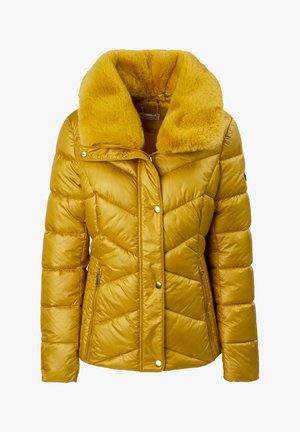 Chaqueta acolchada amarilla con cuello de pelo sintético, cierre de cremallera y patrón acolchado diagonal. Presenta bolsillos laterales y una textura brillante y suave.