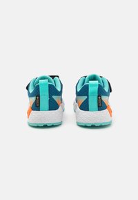 Blå nät sneakers med turkosa accenter, vita strukturerade sulor och en framträdande orange detalj. Inkluderar en bakre dragflik för enkel påtagning.