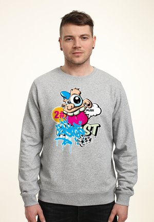 Šedá mikina s kulatým výstřihem, která má živý grafický potisk, včetně kreslené postavičky a barevného textu v různých stylech.