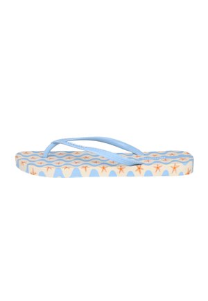 Sandalia tipo flip-flop con tiras azul claro y suela con estampado de olas azules y pequeñas estrellas de mar naranjas sobre fondo crema.