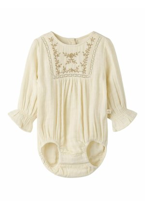 Barboteuse bébé à manches longues couleur crème avec broderie florale, bordure en dentelle sur la poitrine, poignets froncés et fermeture par pressions en bas.