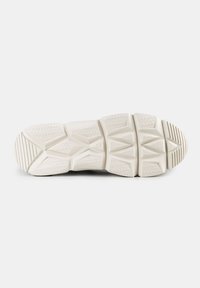 Semelle de sneaker blanche texturée avec des motifs de bande de roulement géométriques, en matériau en caoutchouc robuste et dotée d'une adhérence multidirectionnelle pour une traction optimale.