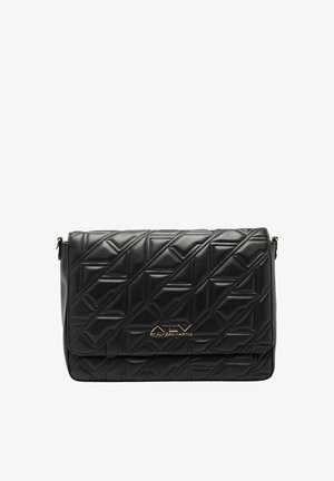 Borsa a tracolla in ecopelle nera trapuntata con motivi geometrici, caratterizzata da un logo dorato e chiusura a patta. Tracolla regolabile inclusa.