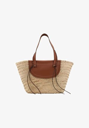 Sac en paille tressée avec un rabat et des poignées en cuir marron. Présente des détails tressés et un design spacieux et ouvert. Couleur beige naturel.