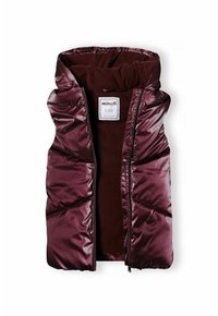 Burgundy pufferväst med en blank yta, huva och fleecefoder. Har en dragkedja och sydda sektioner för isolering. Märkesetikett synlig.
