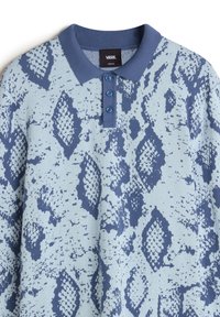 Ljusblå polo skjorta med ett marinblått abstrakt mönster. Har en krage och tre blå knappar. Tillverkad av strukturerad tyg.