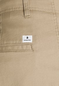 Jack & Jones JPSTJOE  - Shorts - crockery