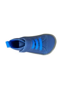 Zapatilla de goma azul con un diseño de caña alta, material texturizado, cordones elásticos azules y un tirador en la parte posterior. Suela blanda visible.