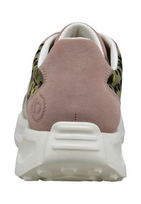 Rückansicht eines Sneakers mit pinkem Wildleder-Hinterteil, weißer gepolsterter Sohle und schwarzen und goldenen gemusterten Stoffseiten.