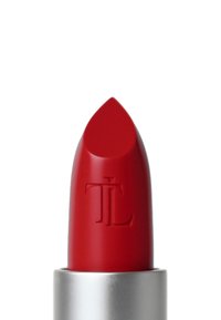 Roter Lippenstift mit spitzer Spitze und mattem Finish. Auf der Oberfläche geprägt mit "TL". Eingeschlossen in einer silbernen Metalltube.