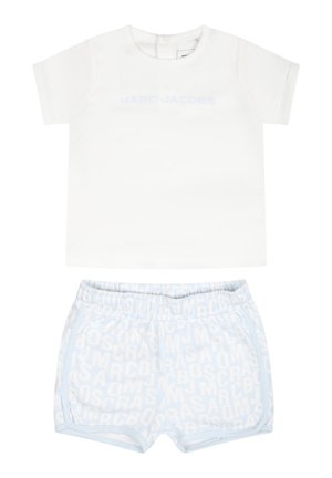 T-shirt bianco in cotone con stampa azzurra "MARC JACOBS". Pantaloni corti blu con pattern logo bianco su tutta la superficie, vita elasticizzata e dettagli a trim.