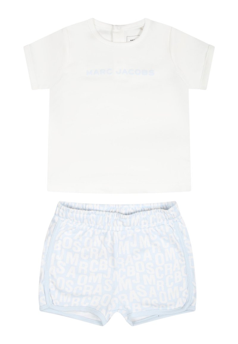 T-shirt bianco in cotone con stampa azzurra "MARC JACOBS". Pantaloni corti blu con pattern logo bianco su tutta la superficie, vita elasticizzata e dettagli a trim.