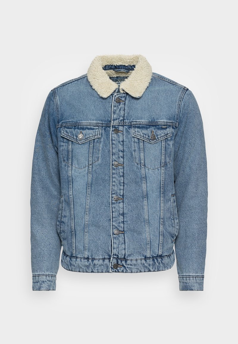 Veste en jean bleu avec col en sherpa blanc, manches longues, fermeture par boutons sur le devant et deux poches poitrine à rabat avec boutons.