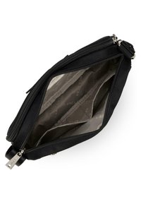 Clutch in tessuto nero con chiusura a zip, dotato di un interno diviso e foderato con logo stampato. Texture esterna liscia e design minimalista.