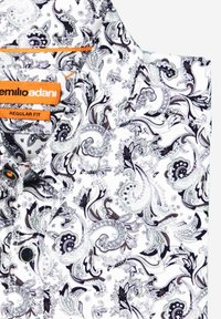 Weißes Hemd mit einem schwarzen und silbernen Paisleymuster sowie einem lebhaften orangenen Etikett. Entworfen mit normaler Passform und Knopfverschlüssen.