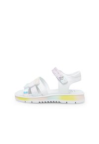 Bele sanale z beljivimi trakovi, sijoča površina, teksturirana podplat in iridescentni detajli. Podplat ima večbarvni gradient.
