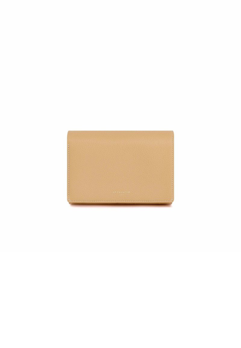 Billetera de cuero texturizado beige con un diseño espacioso, que presenta un sutil logo grabado en la parte frontal y costuras limpias a lo largo de los bordes.