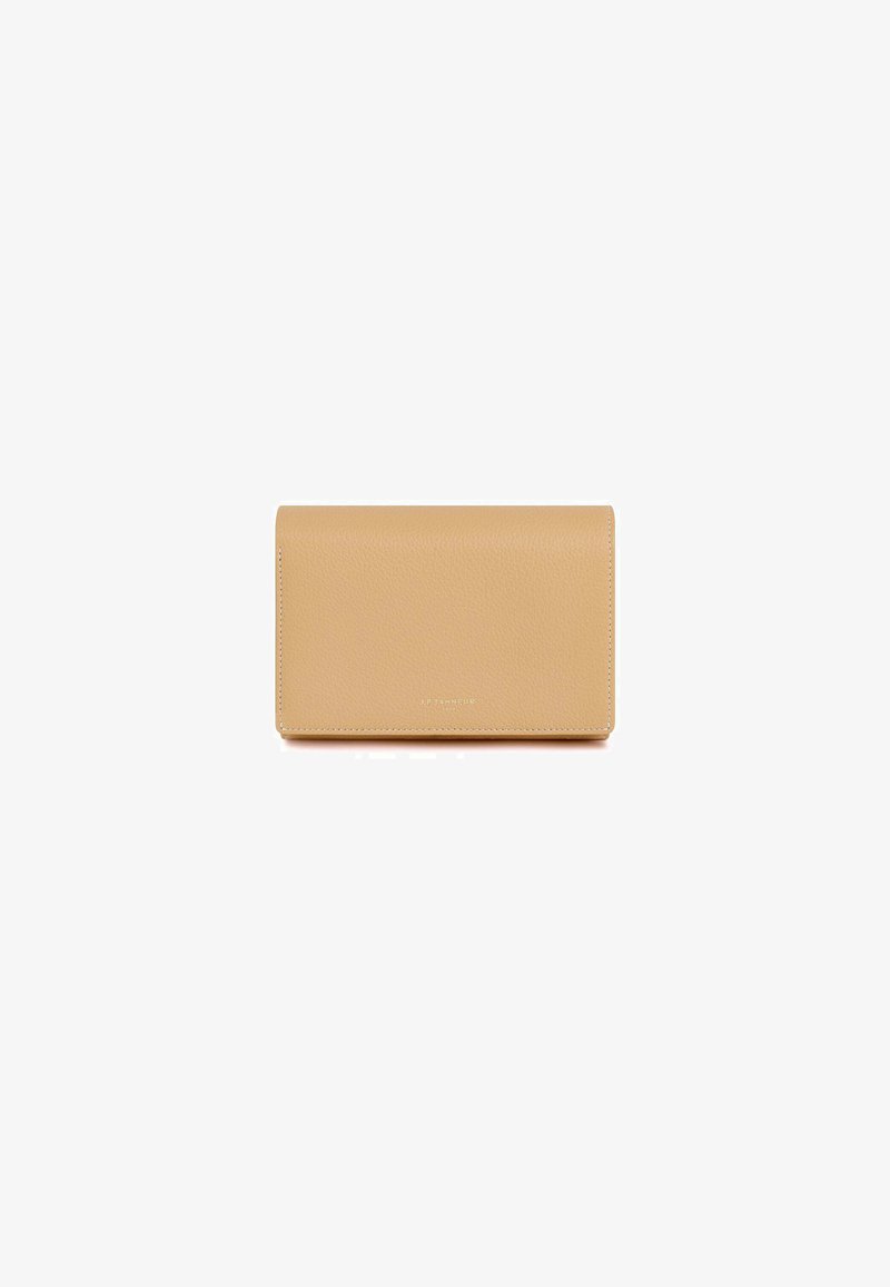Billetera de cuero texturizado beige con un diseño espacioso, que presenta un sutil logo grabado en la parte frontal y costuras limpias a lo largo de los bordes.