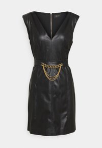 Czarna skórzana sukienka z głębokim dekoltem w kształcie litery V, krótkimi rękawami i zamkiem z przodu. Zawiera pasek z złotym akcentem łańcucha. Gładka tekstura i dopasowany krój.