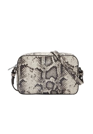 Sac bandoulière à motif serpent en noir et blanc, avec une finition lisse et texturée, et une bandoulière ajustable avec des éléments en métal argenté.