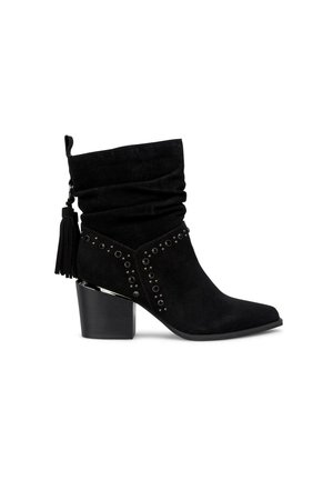 Stivale alla caviglia in suede nero con un design morbido, decorato con borchie e un tacco robusto. Presenta un dettaglio a nappina sul lato.
