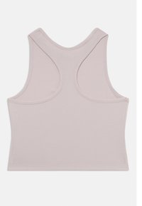 Lys rosa ribbet tank topp med racerback-design, som har en rund halslinning og sydd kant, og viser et glatt, teksturert stoff.