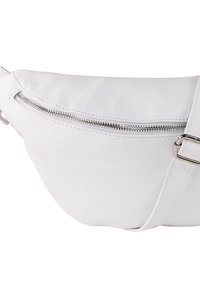 Witte leren heuptas met een gestructureerde afwerking, voorzien van een ritssluiting en een zilverkleurige gesp aan een verstelbare band.