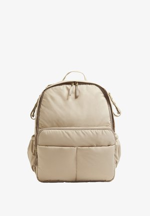 Zaino imbottito beige con una superficie liscia, dotato di due scomparti con zip, una maniglia superiore e spallacci regolabili.