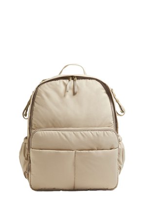 Sac à dos beige rembourré avec poche avant zippée, deux poches latérales, poignée supérieure et fermeture double zippée sur la compartiment principal.