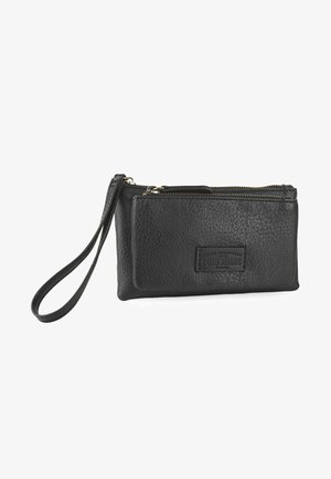 Cartera de muñeca de cuero negro con un acabado texturizado, dos compartimentos con cremallera y una placa de marca en la parte frontal. Correa de muñeca ajustable.